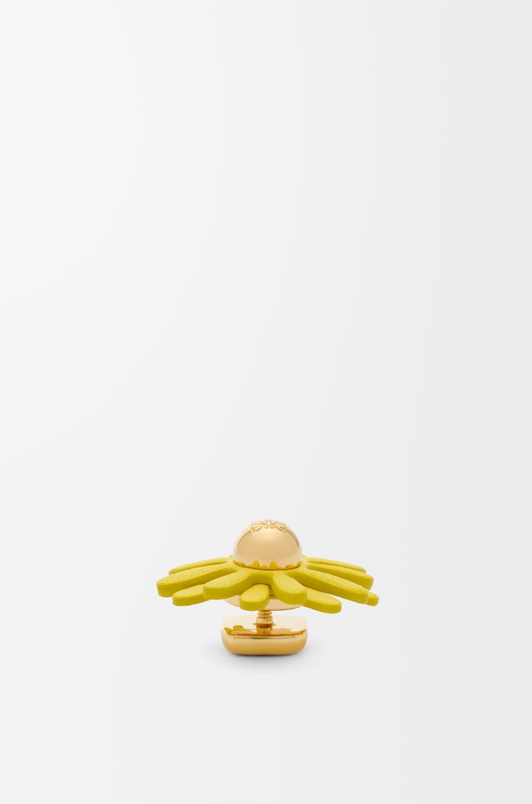 LOEWE Pin Flower en piel de ternera Amarillo