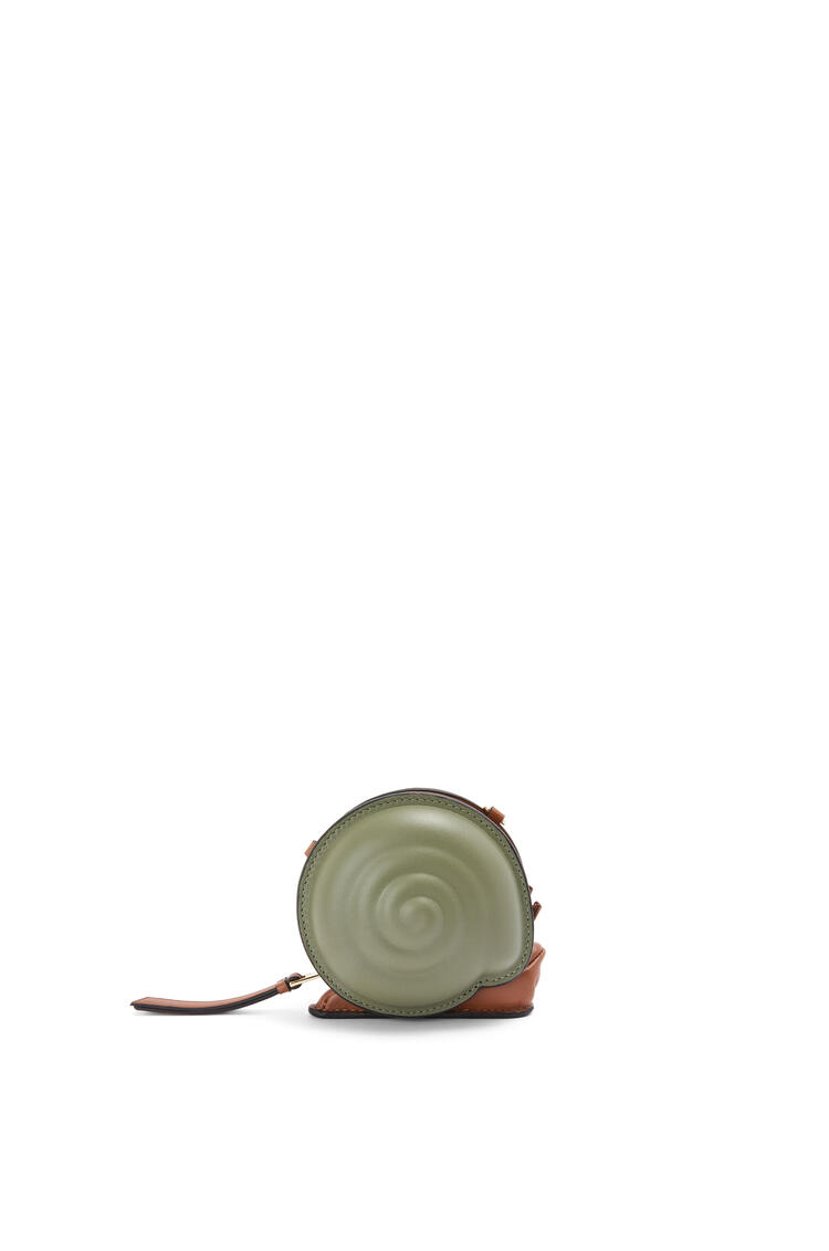 LOEWE Pouch Snail en piel de ternera clásica Verde Aguacate/Bronceado pdp_rd