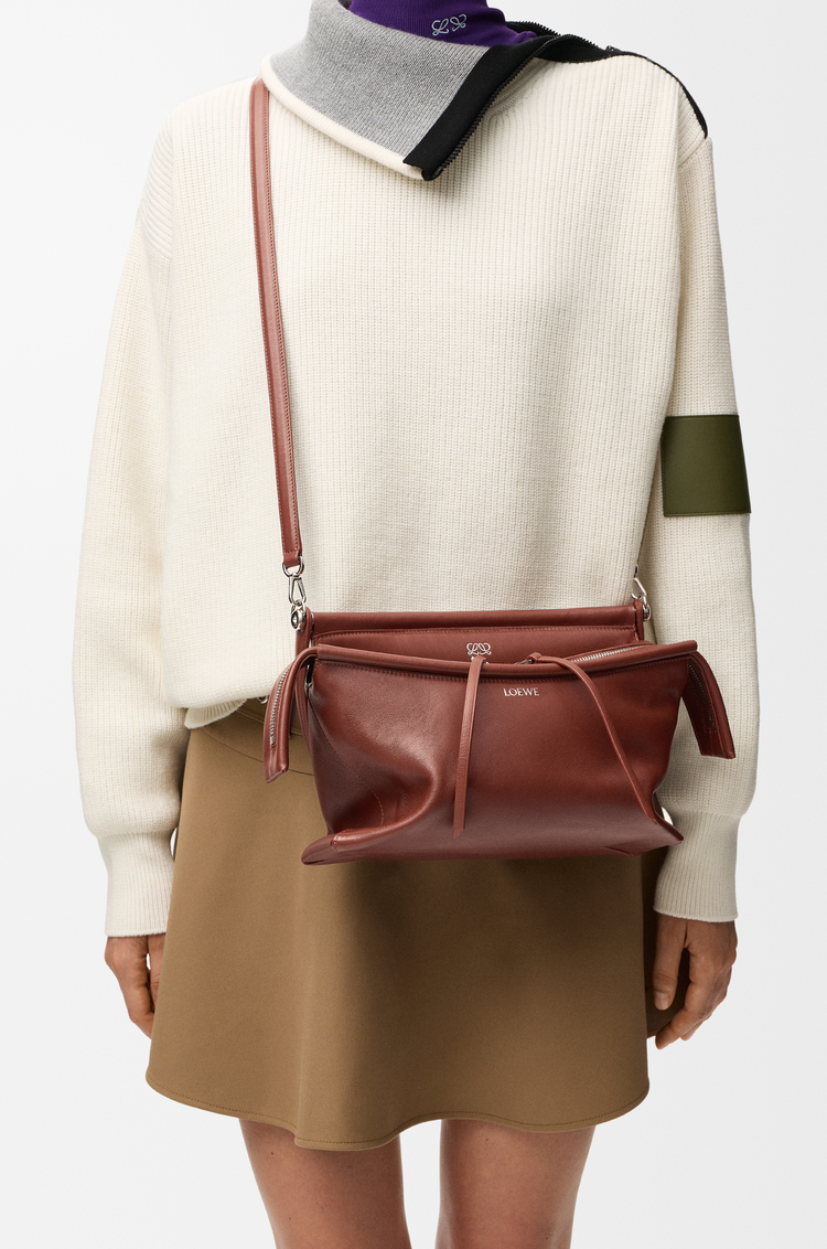 LOEWE Borsa Whisker piccola in pelle di vitello smaltata Cognac