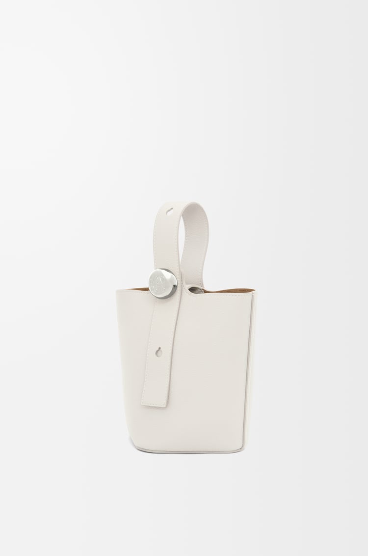 LOEWE Bolso Pebble Bucket mini en piel de ternera Blanco Suave