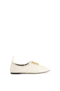 LOEWE Zapato derby en suave piel de cordero con anagrama Blanco Suave