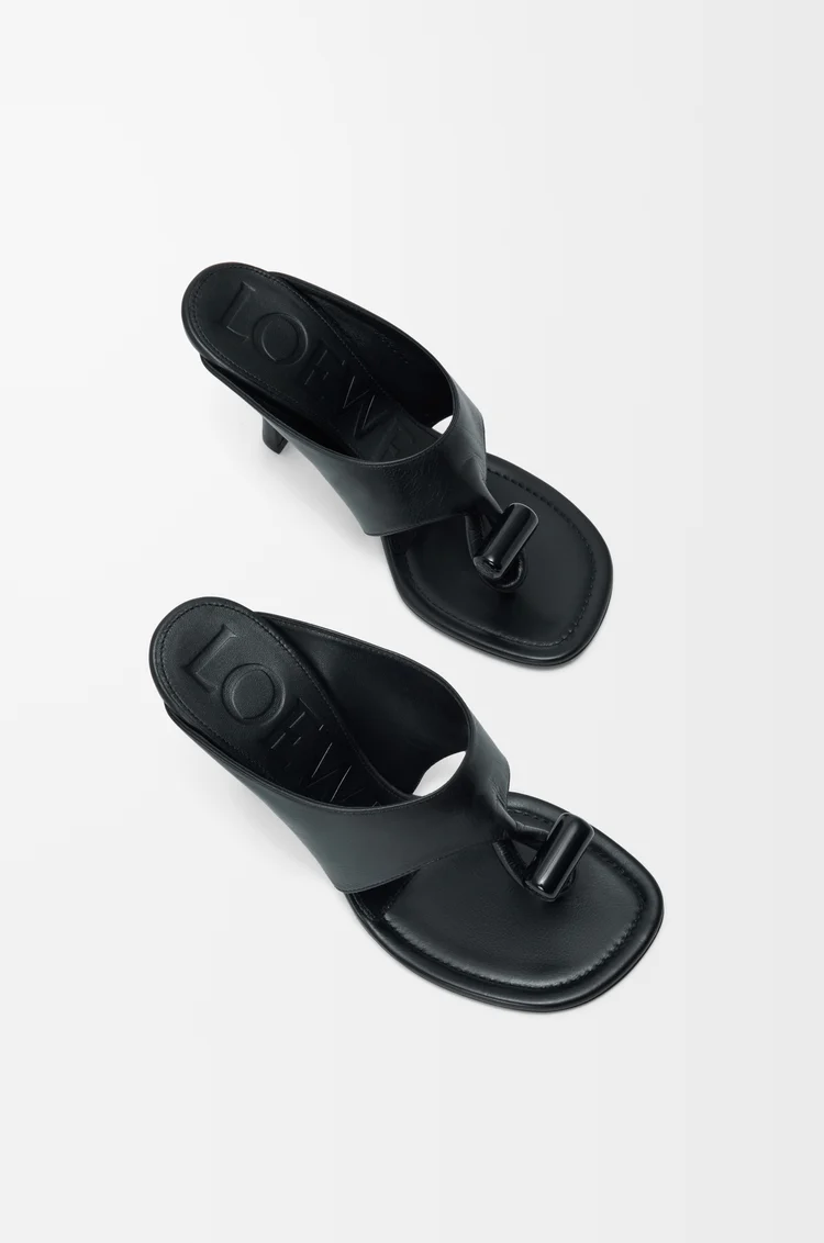 LOEWE Toggle Sandale aus glänzendem glattem Kalbsleder Schwarz