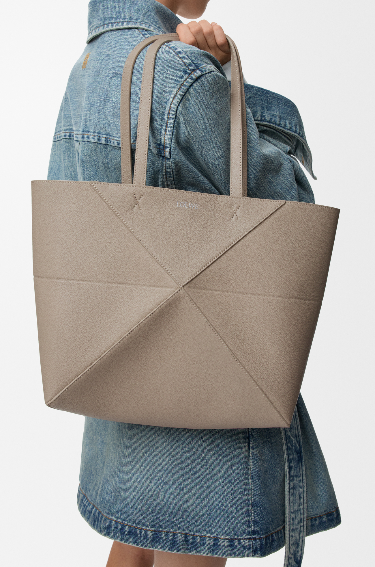 LOEWE Bolso Puzzle Fold Tote Horizontal mediano en piel de ternera graneada Arcilla