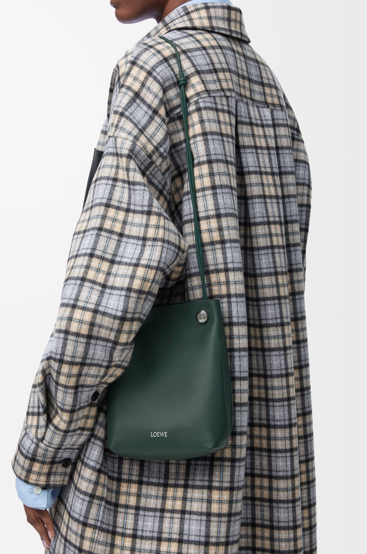 LOEWE Pouch Pebble en piel de ternera lisa Verde Sherwood