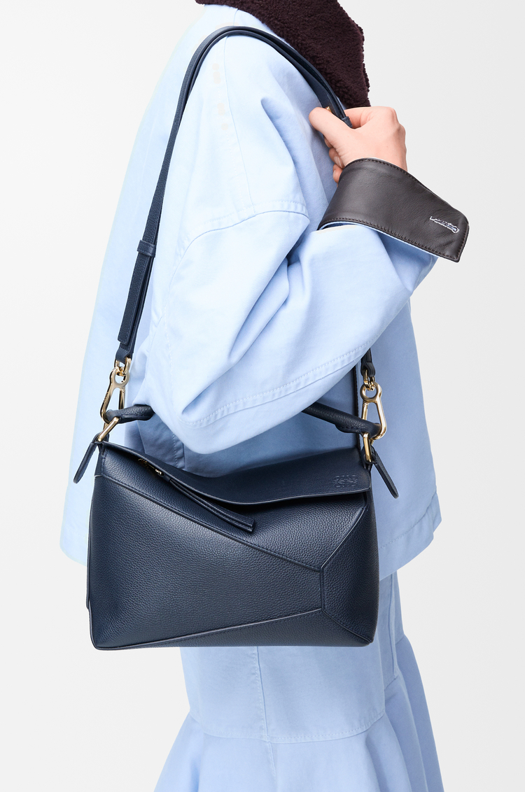 LOEWE Kleine Puzzle Edge Tasche aus weichem, genarbtem Kalbsleder Dunkles Marineblau