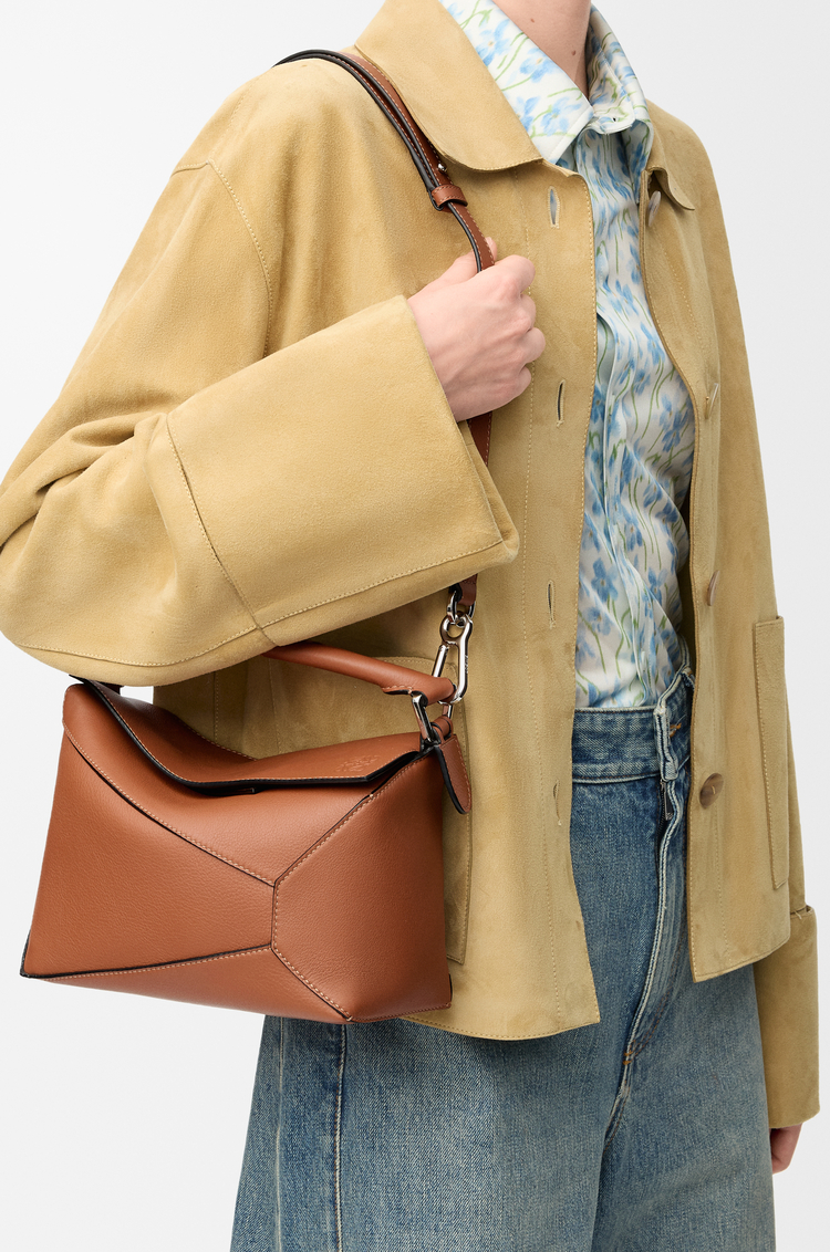 LOEWE Bolso Puzzle Edge pequeño en piel de ternera clásica Marrón Claro