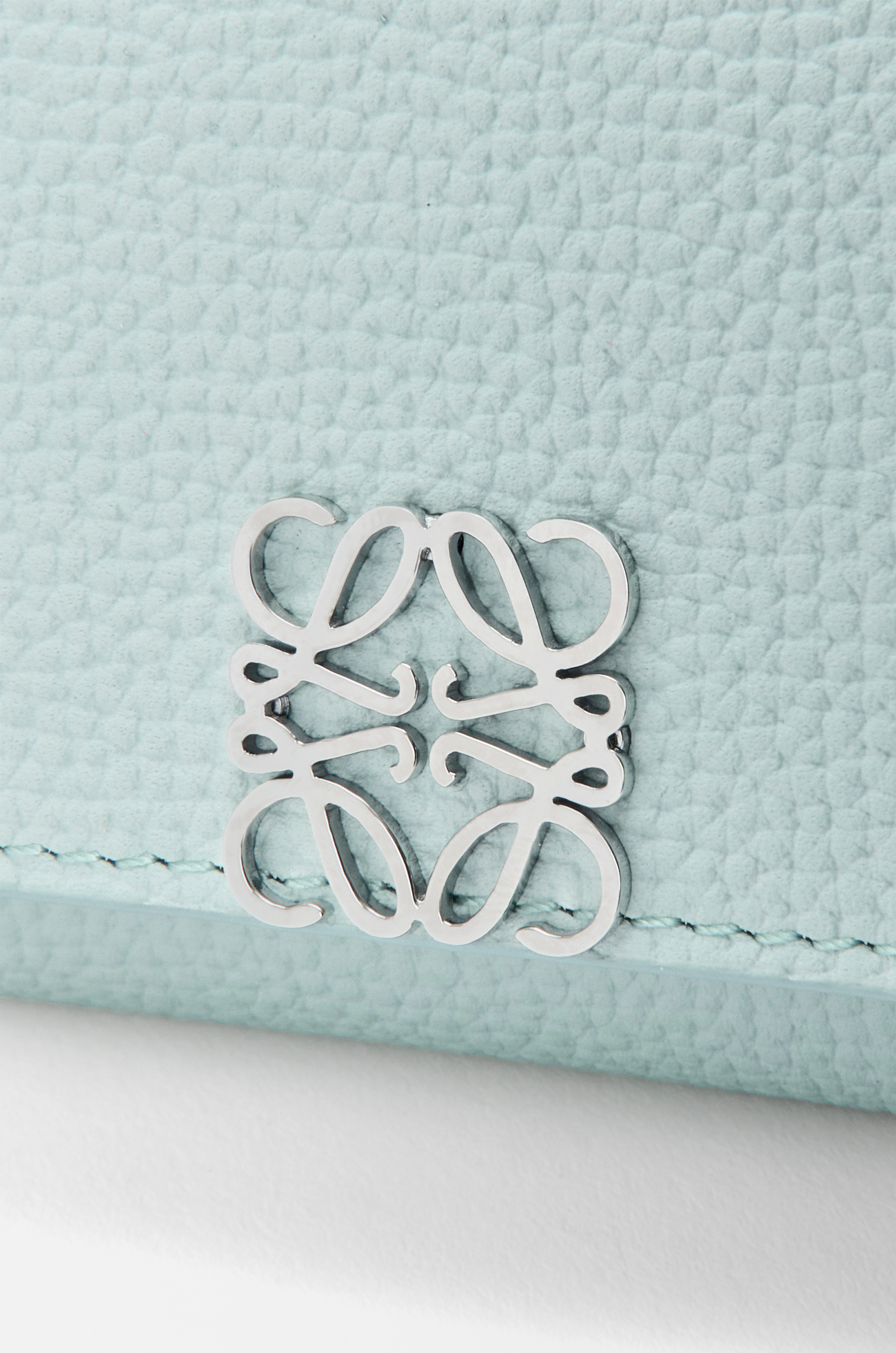 LOEWE Cartera con tres pliegues Anagram en piel de ternera Helado