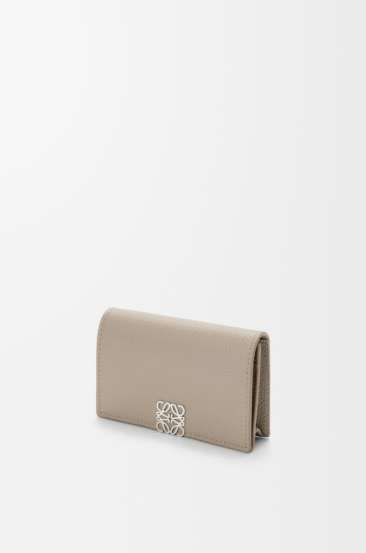 LOEWE Tarjetero Anagram en piel de ternera Arcilla