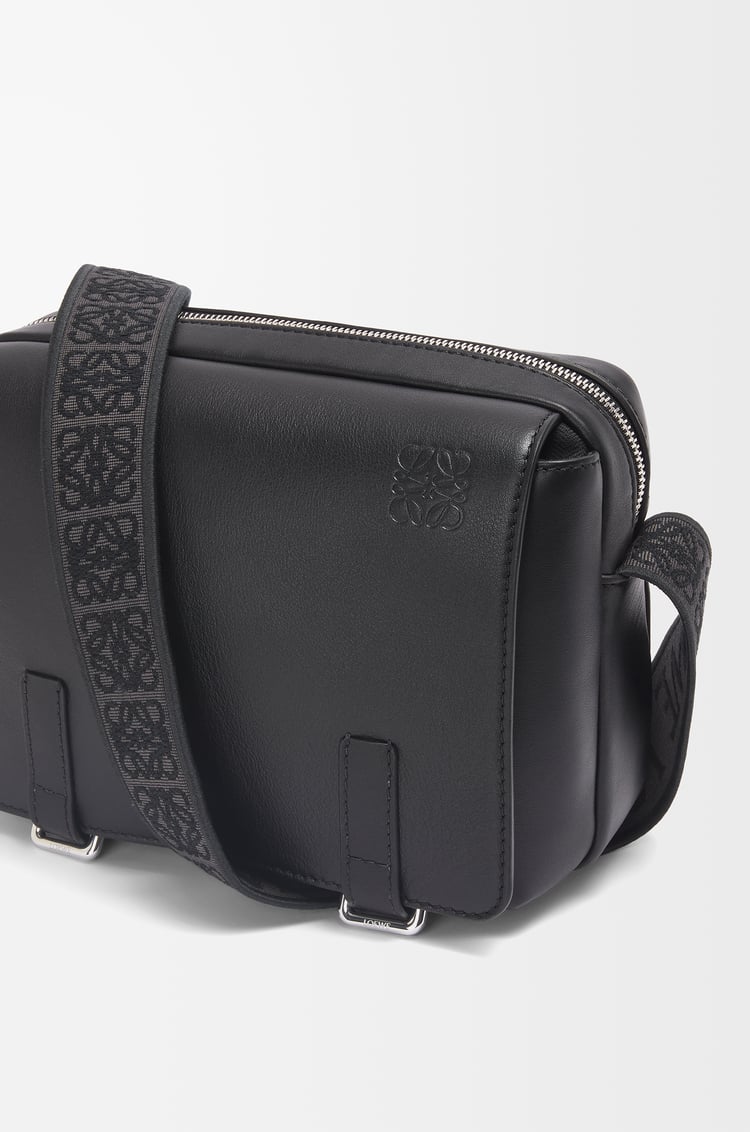 LOEWE Bolso Military Messenger XS en piel de ternera y jacquard Negro