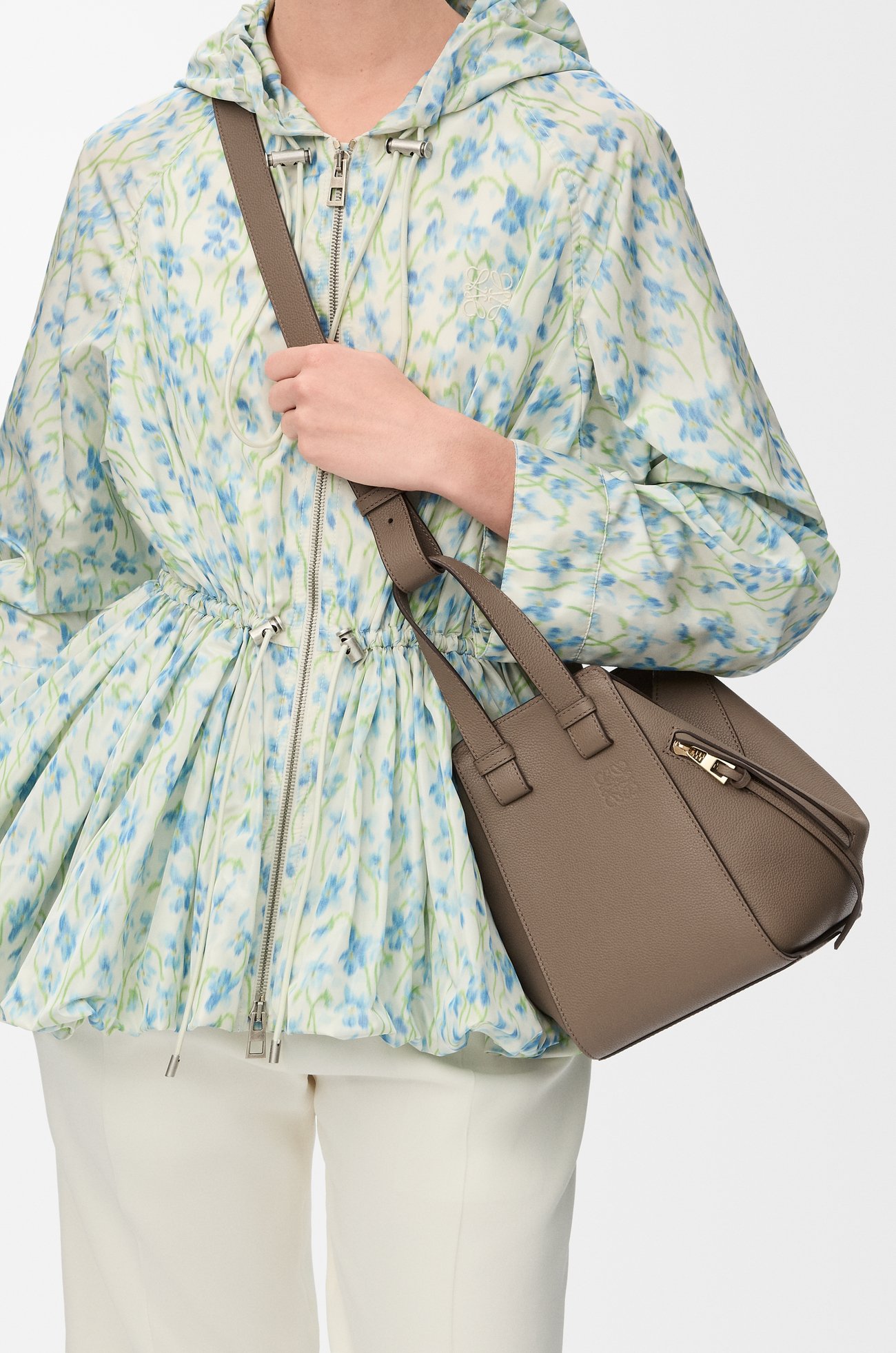 LOEWE ハンモックバッグ コンパクト（ソフトグレインカーフ） トープ