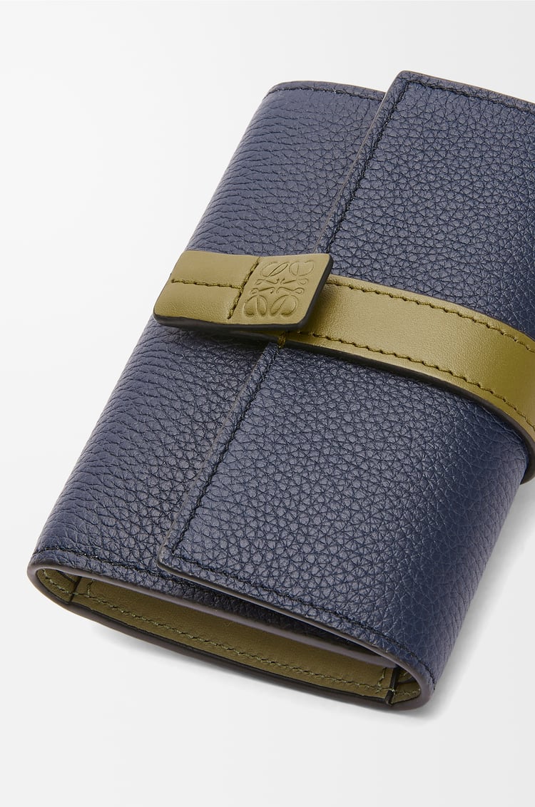 LOEWE バーティカル ウォレット スモール（ソフトグレインカーフ） アビスブルー/オリーブ