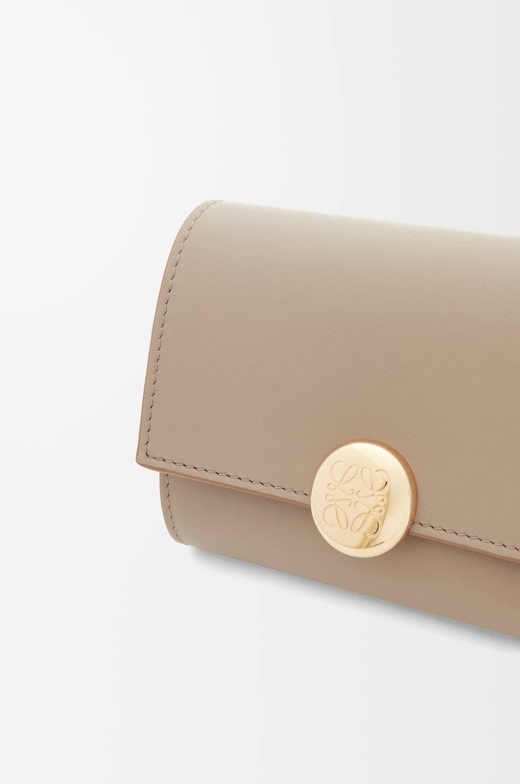 LOEWE Cartera vertical pequeña Pebble en piel napa de ternera Arena