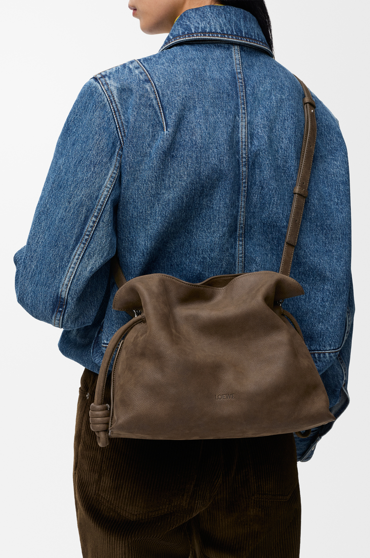 LOEWE Flamenco clutch moyen en nubuck grainé Toundra