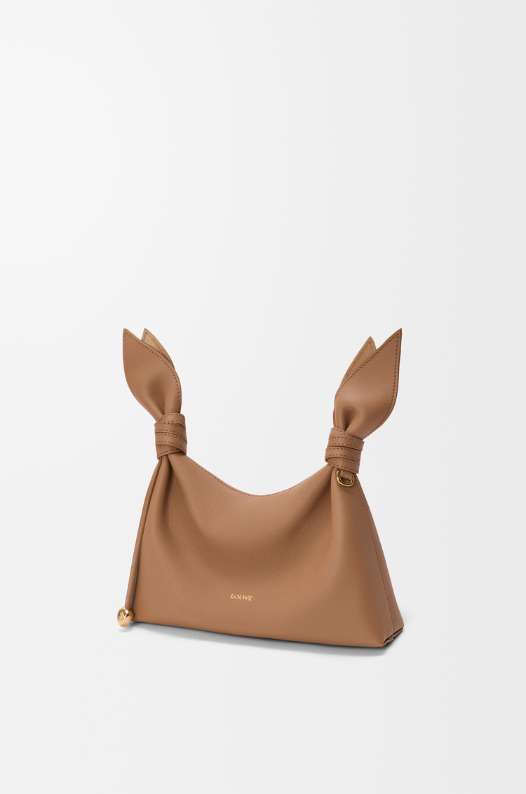 LOEWE Bolso Scarf mini en piel de ternera lisa Moca