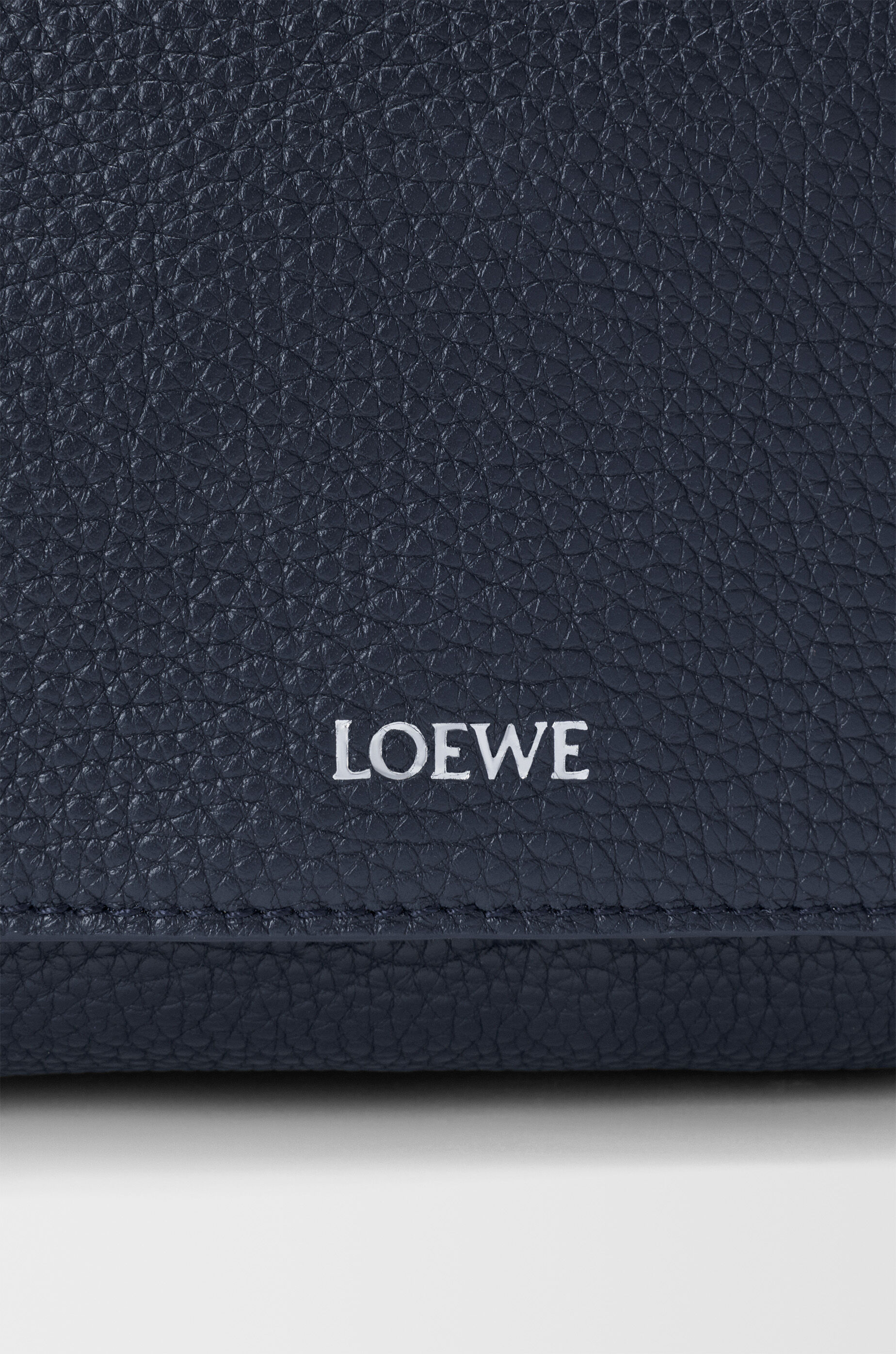 Medium Pebble messenger bag in supple grained calfskin Blue