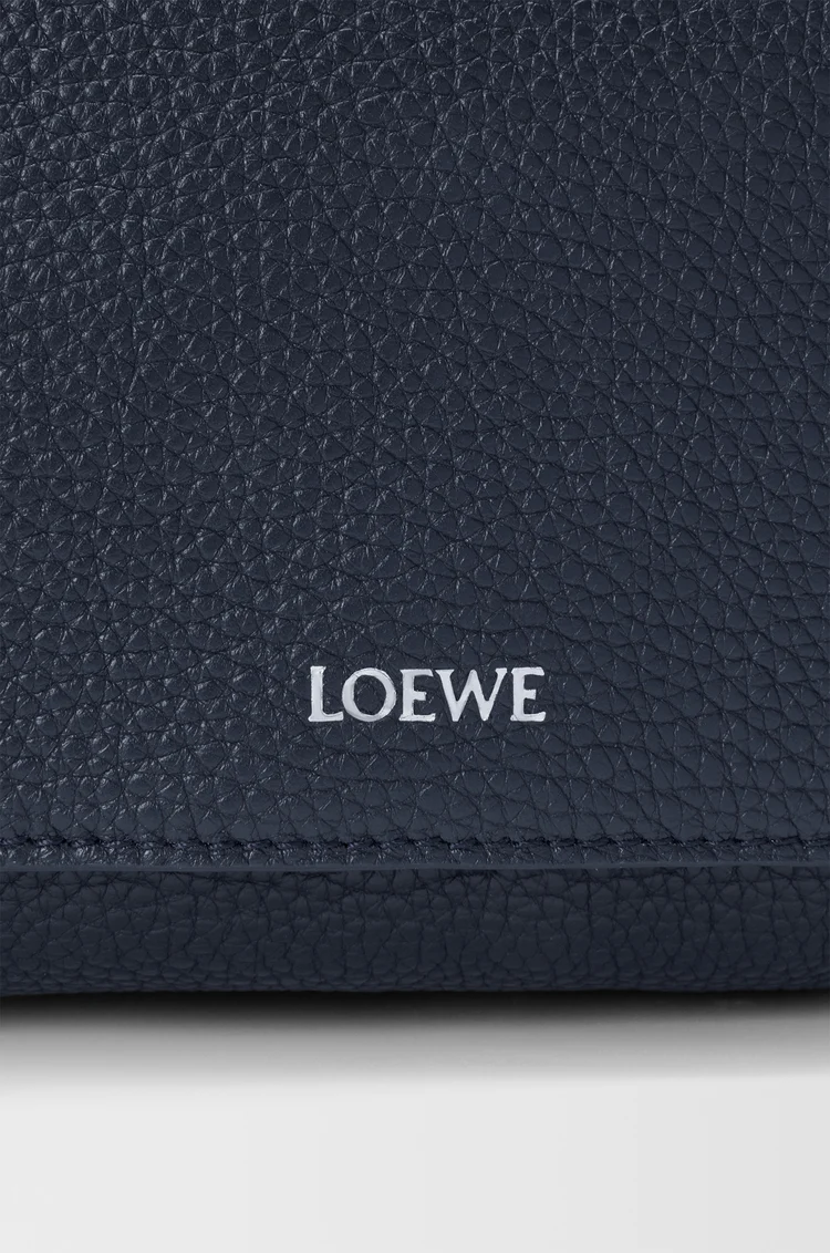 LOEWE 中号柔软粒面牛皮革 Pebble 邮差包 深海军蓝