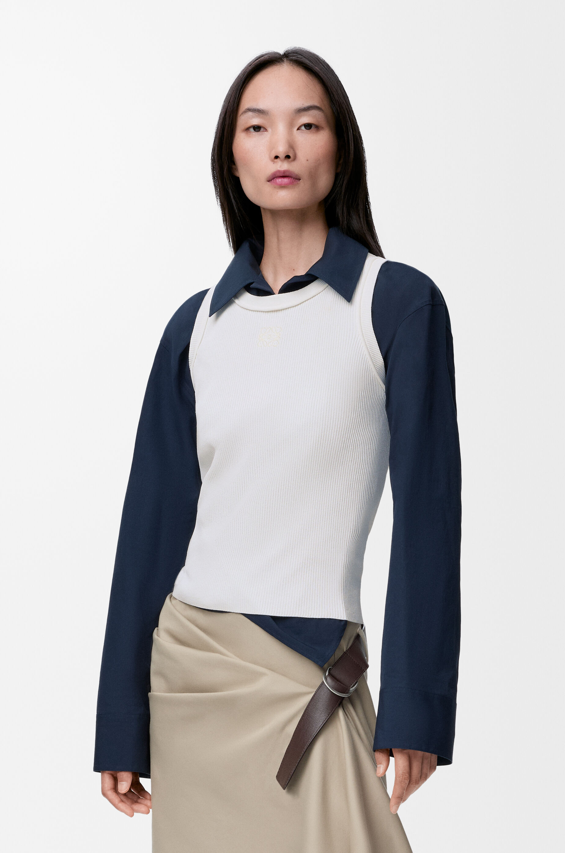 【今季タグ付き新品】LOEWE ストレッチレーヨンノースリーブトップス アナグラム タンクトップ（ストレッチレーヨン） ホワイト - LOEWE