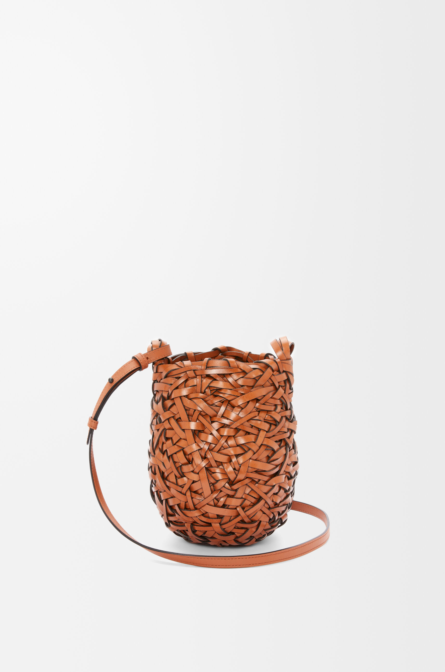 ネスト バスケットバッグ スモール（カーフ） ブラウン - LOEWE