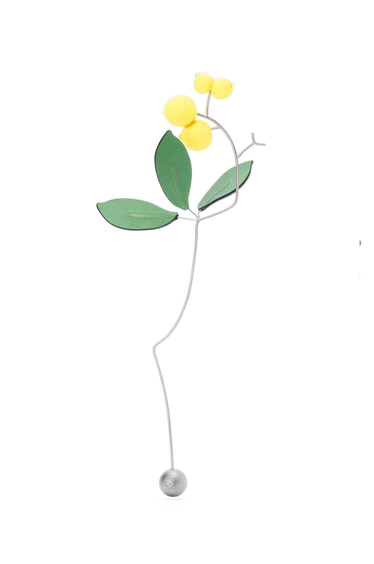 LOEWE Broche pequeño en forma de flor en fieltro, piel de ternera y latón Amarillo/Verde pdp_rd
