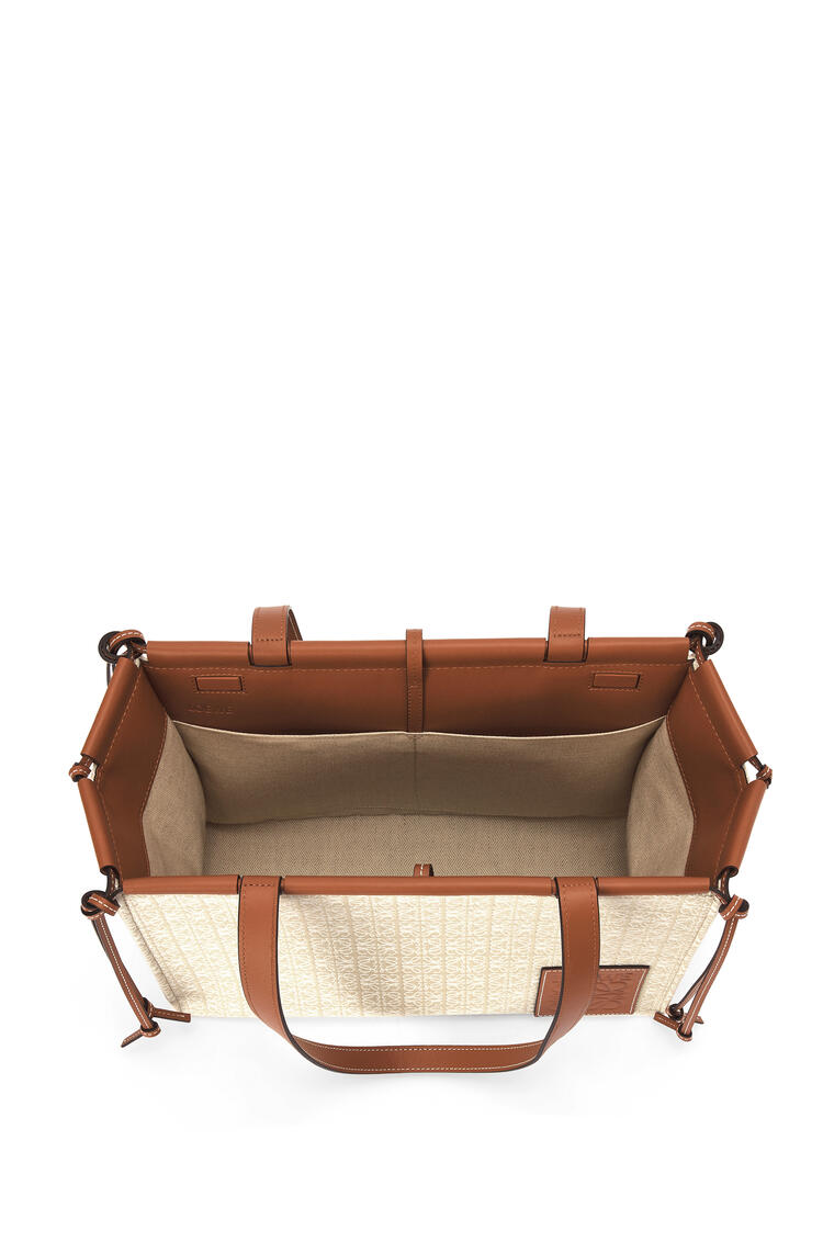 LOEWE Bolso Cushion tote pequeño en jacquard y piel de ternera Ecru/Bronceado pdp_rd