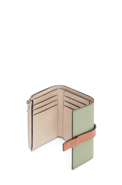 LOEWE Small vertical wallet in soft grained calfskin 迷迭香綠/棕褐色 plp_rd