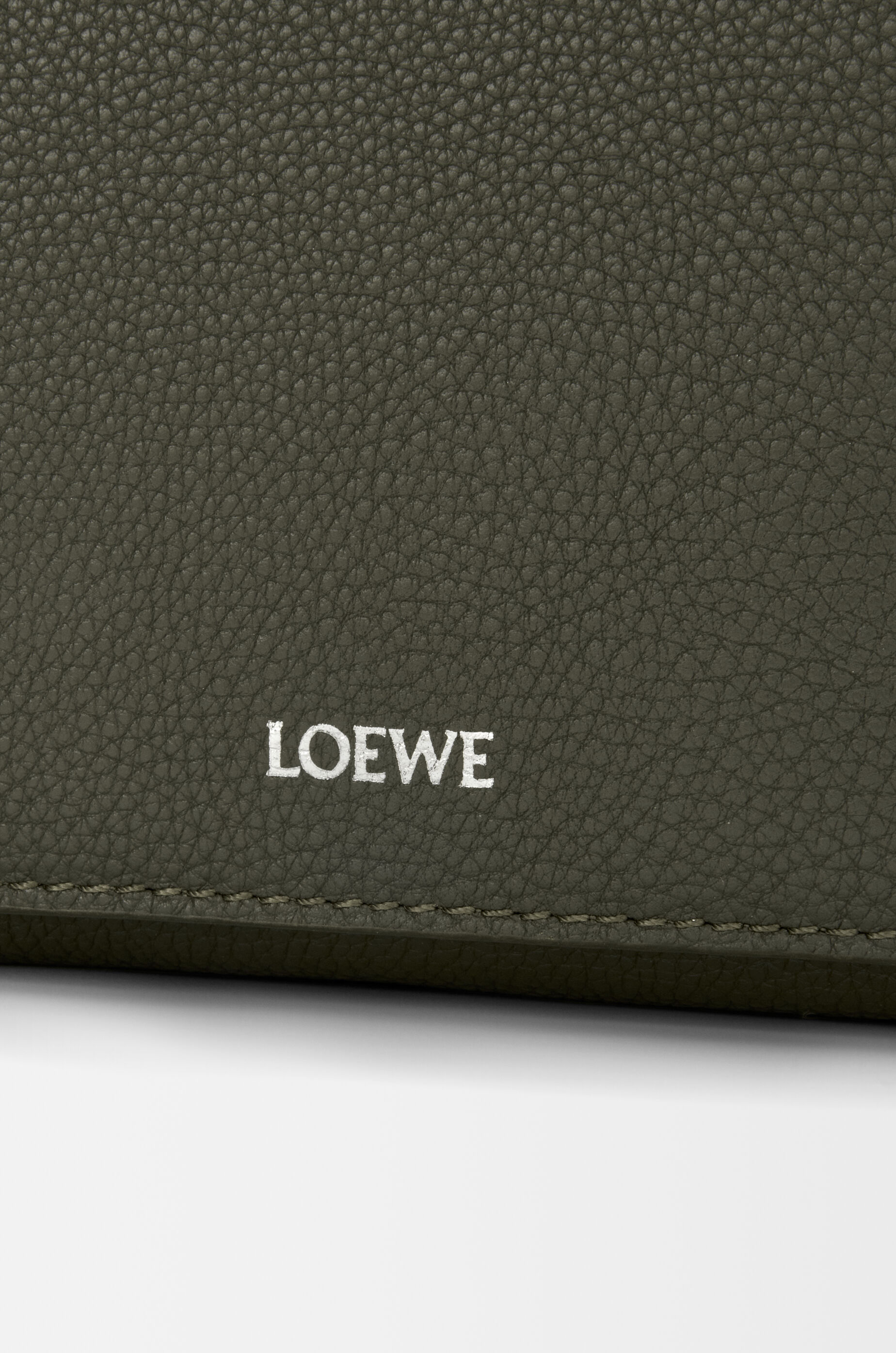 Medium Pebble messenger bag in supple grained calfskin Green
