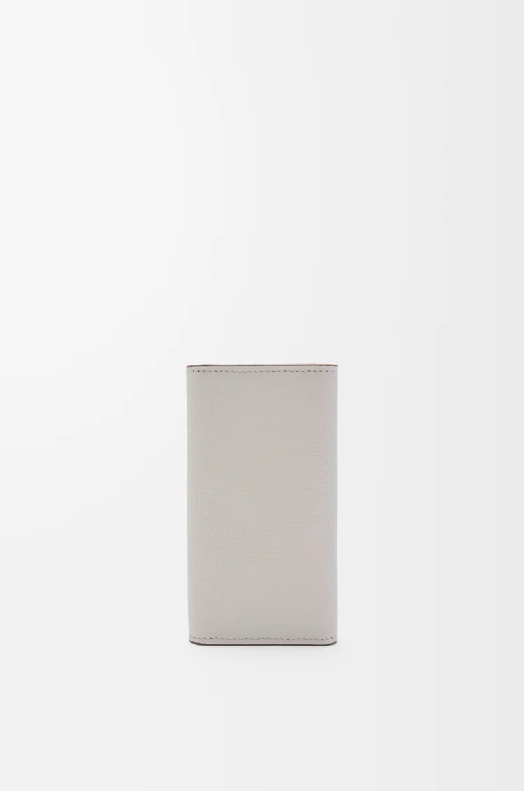 LOEWE Llavero Anagram en piel de ternera graneada Gris Claro