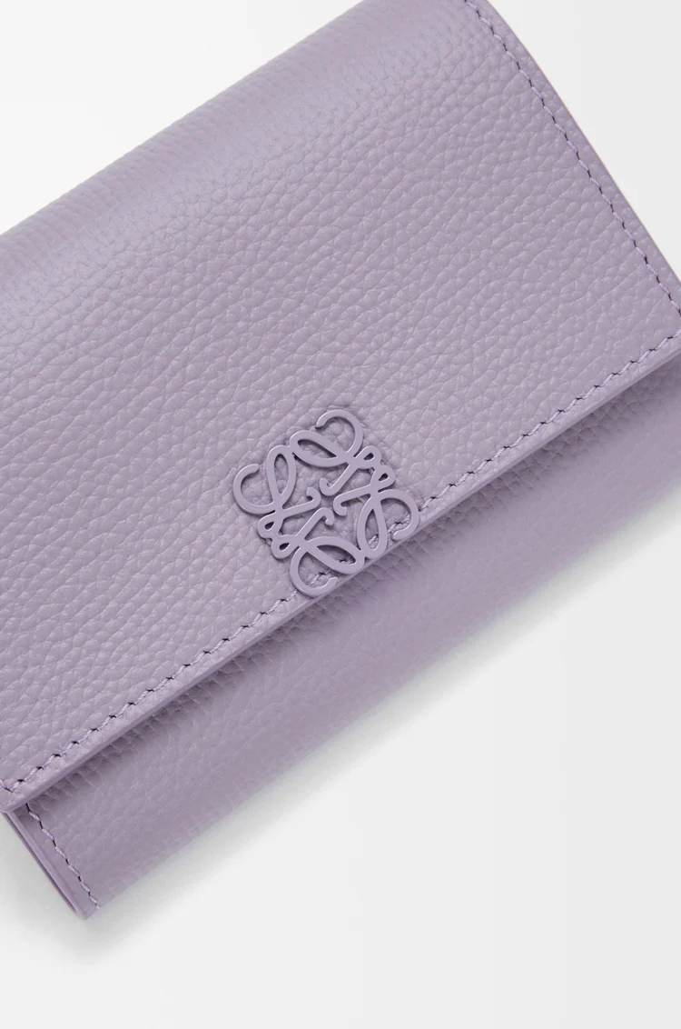 LOEWE Petit portefeuille vertical Anagram en cuir de veau grainé Dirty Mauve