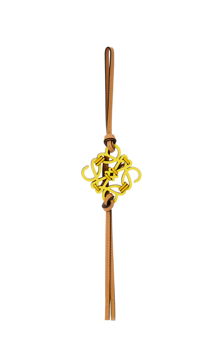 LOEWE Charm de anagrama anudado en piel de ternera Amarillo