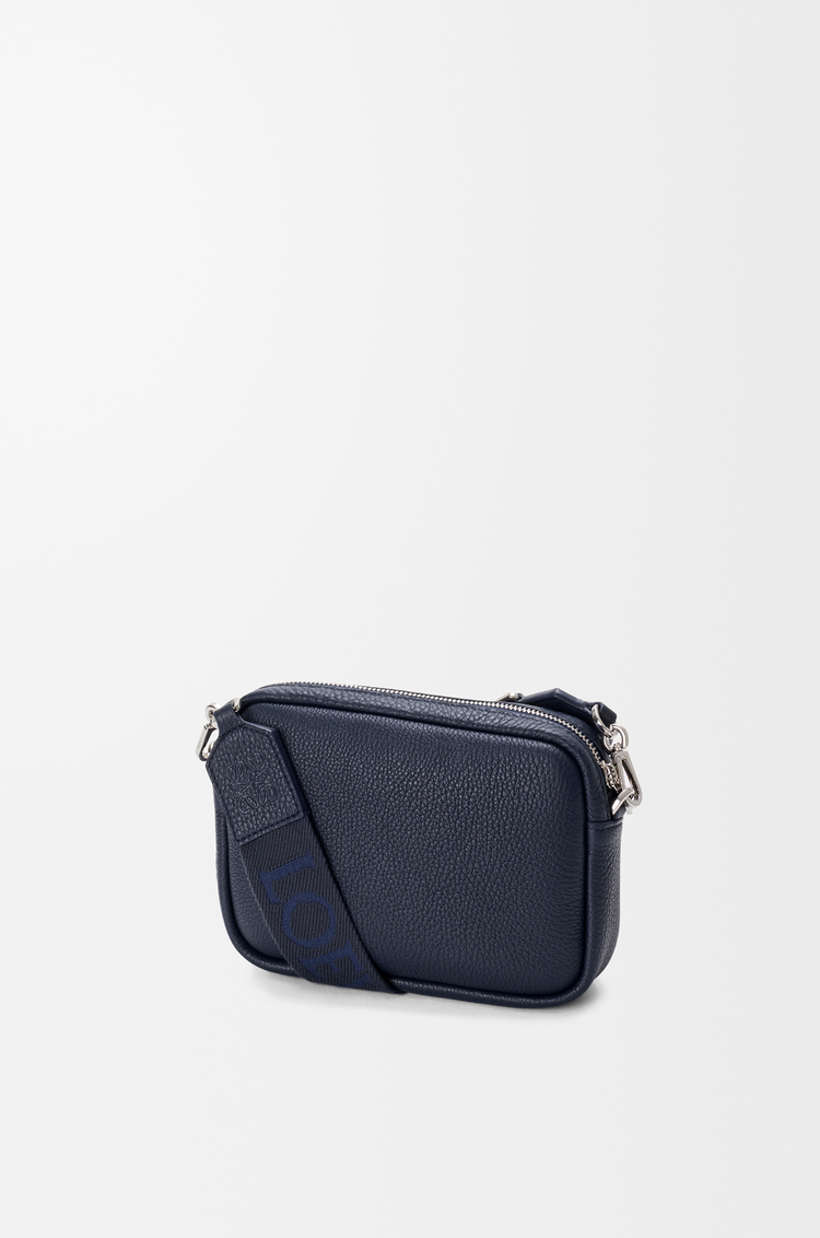 LOEWE 小号柔软粒面牛皮革 Pebble 邮差包 深海军蓝