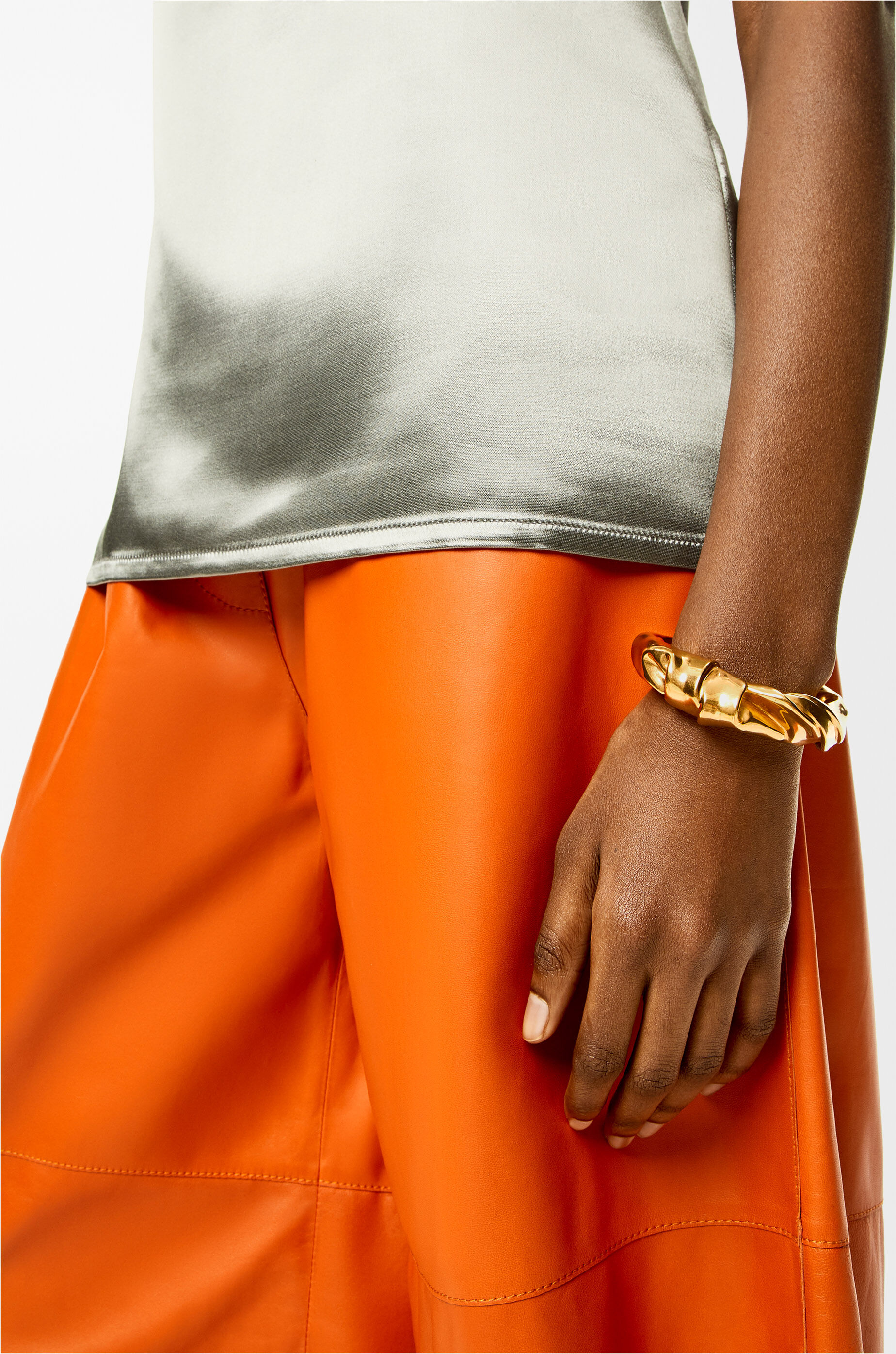 LOEWE 直営店 ナッパツイストミディアムバングル（シルバー） Thin nappa twist cuff in sterling silver Gold - LOEWE