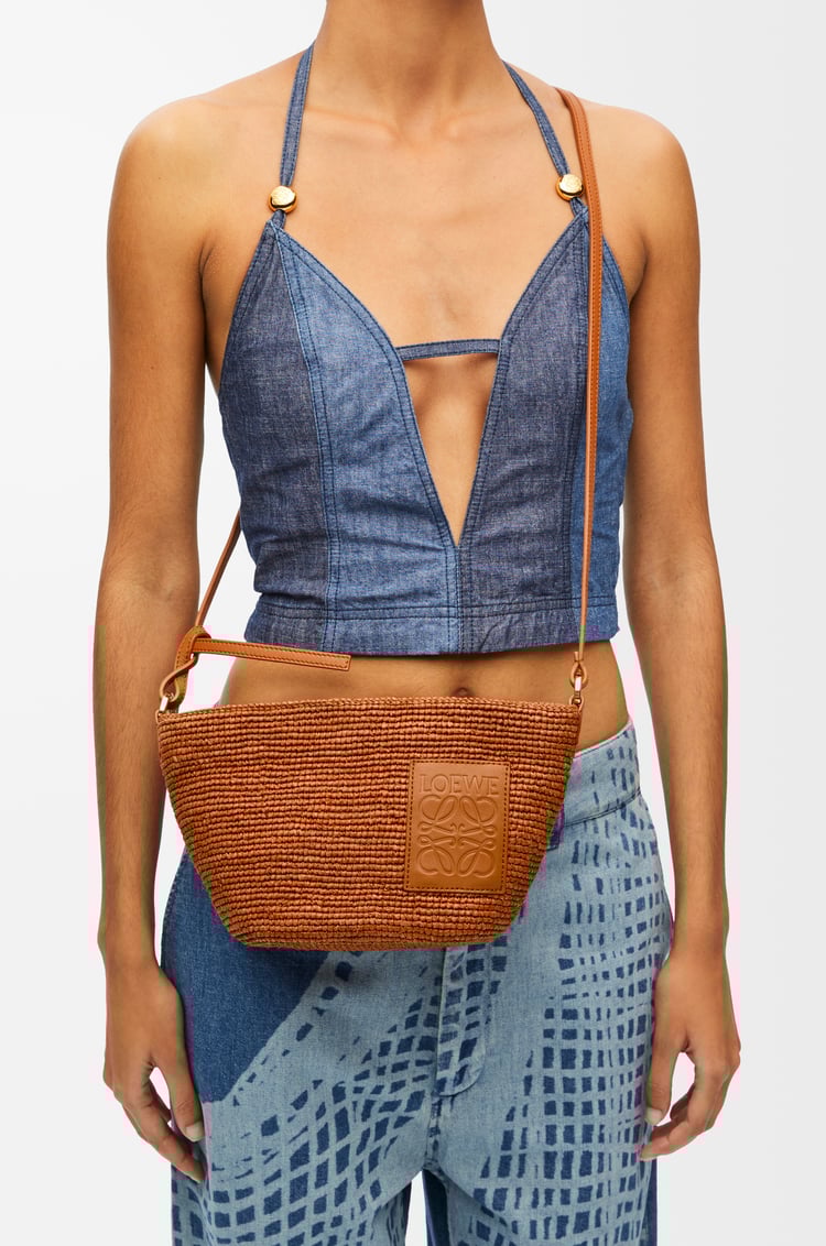 LOEWE Slit Pochette bag in raffia and calfskin Honey Gold