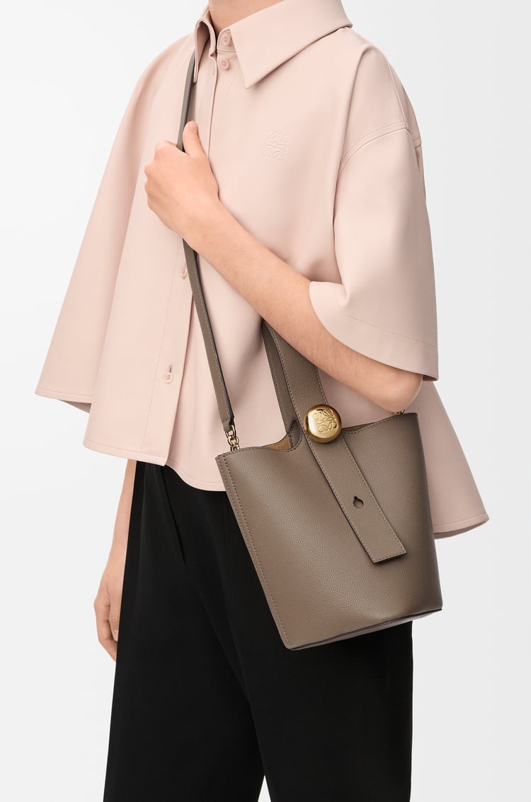 LOEWE ぺブル バケットバッグ ミニ（ソフトグレインカーフ） トープ