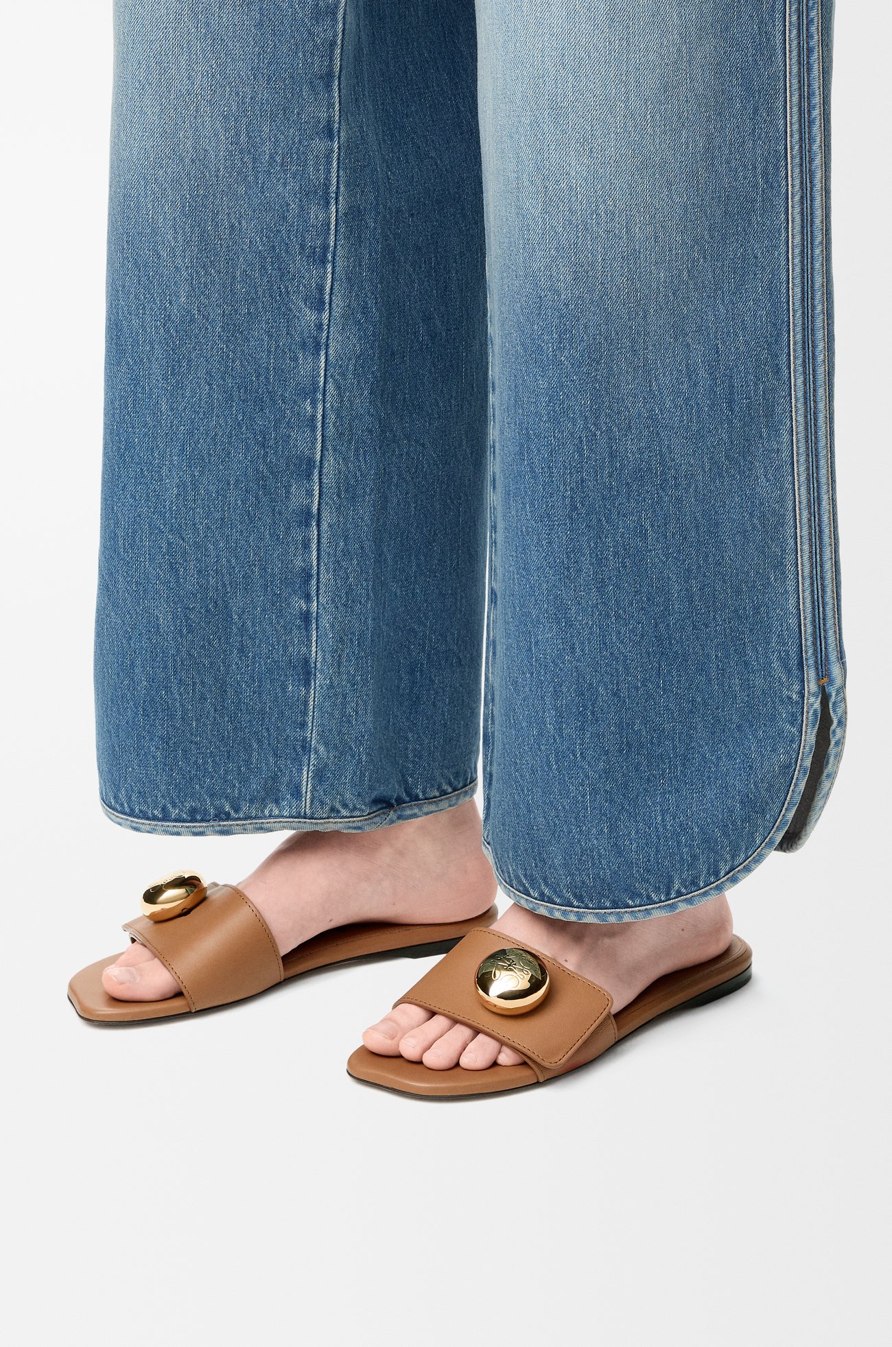 LOEWE Pebble slide in soft calfskin Oak