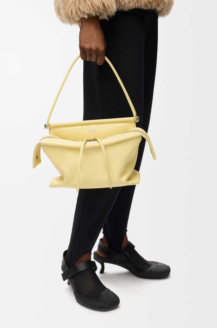 LOEWE Borsa Whisker piccola in pelle di vitello smaltata Vaniglia