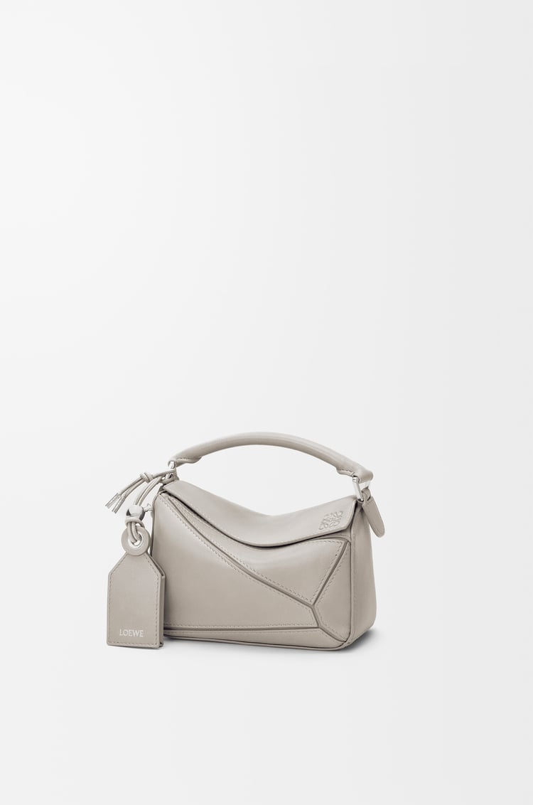 LOEWE フェザーライト パズルバッグ ミニ（ナパラム） シェルグレー