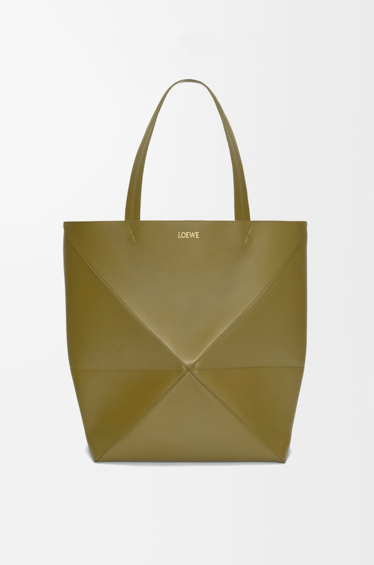 LOEWE XL Puzzle Fold Tote Bag aus glänzendem Kalbsleder Olivgrün