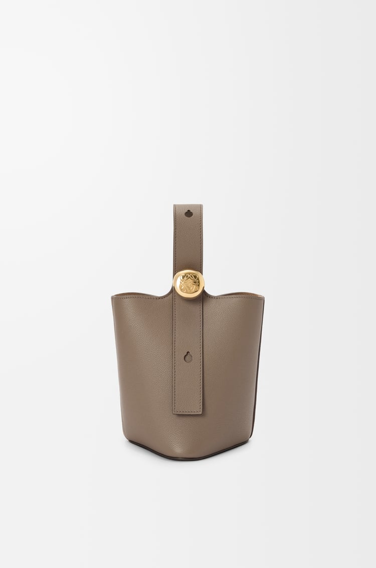 LOEWE ぺブル バケットバッグ ミニ（ソフトグレインカーフ） トープ