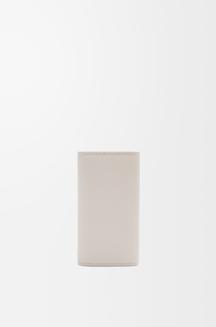 LOEWE Llavero Anagram en piel de ternera Gris Claro