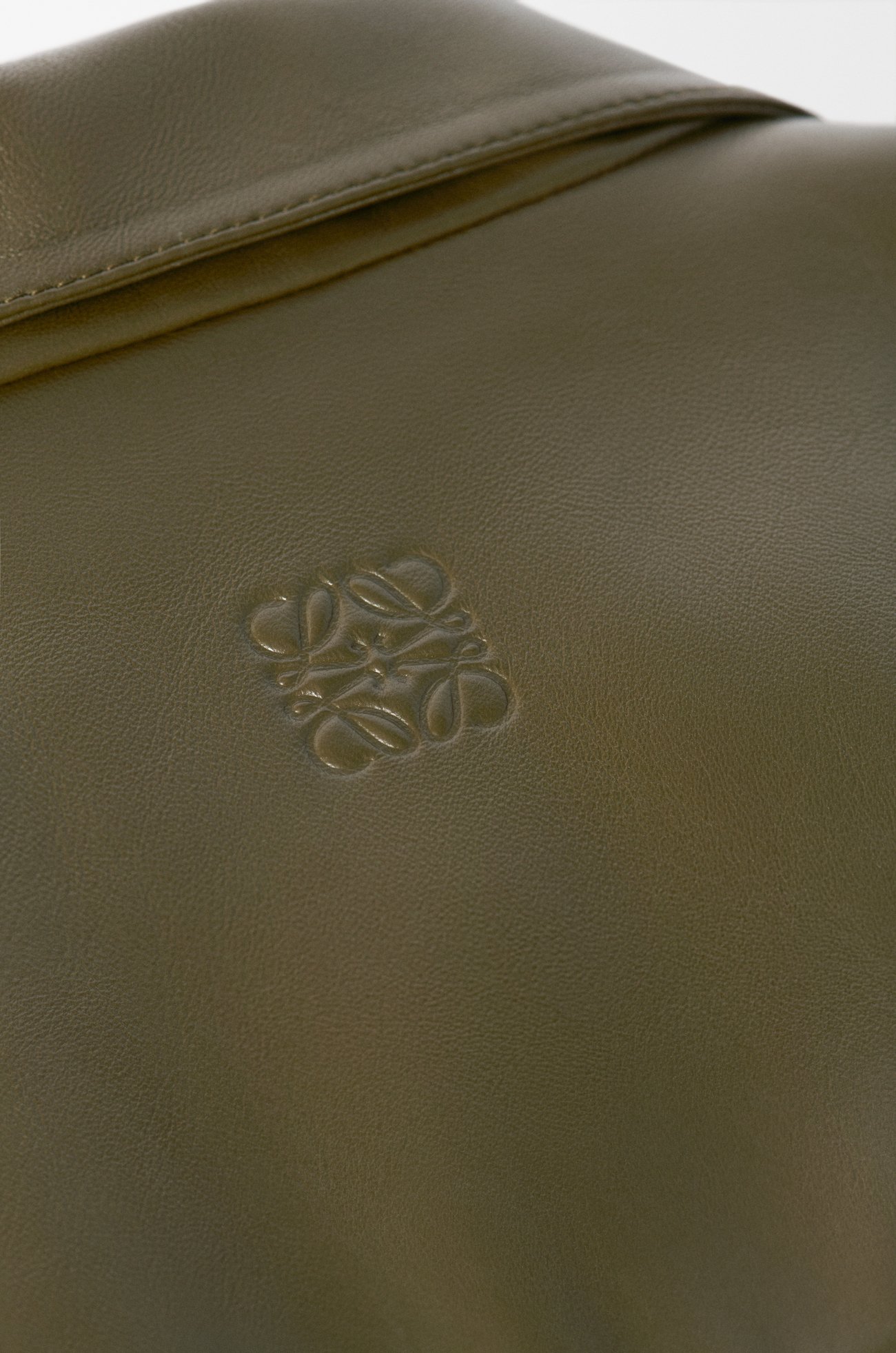LOEWE Chemise à manches courtes en cuir d'agneau nappa Vert Kaki