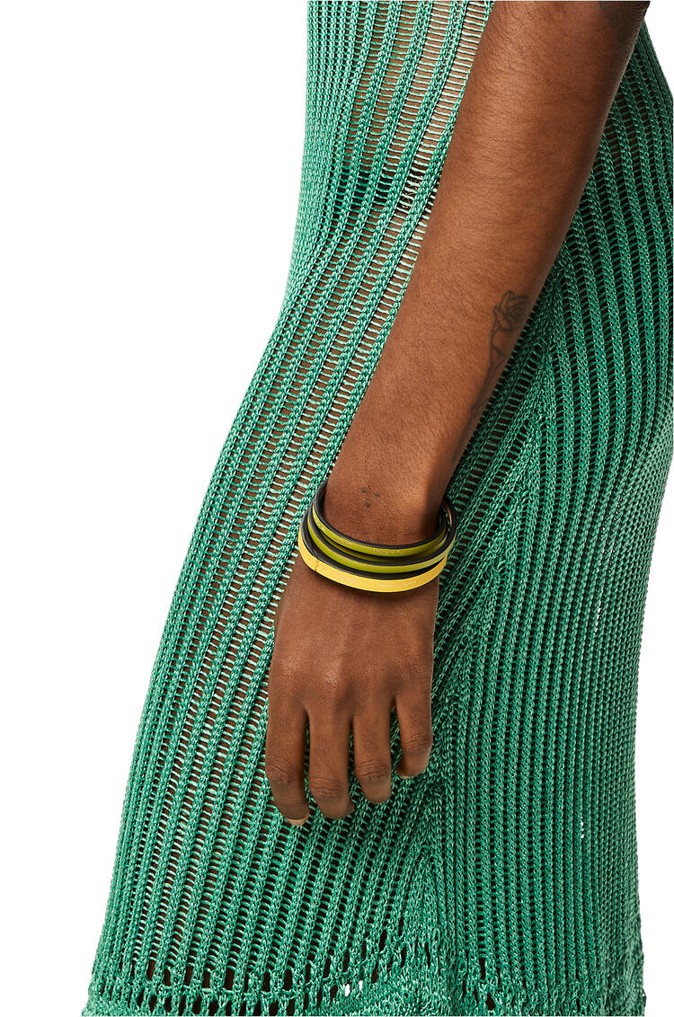 LOEWE Set de brazaletes dobles en piel de ternera Verde Prado/Amarillo Brillante