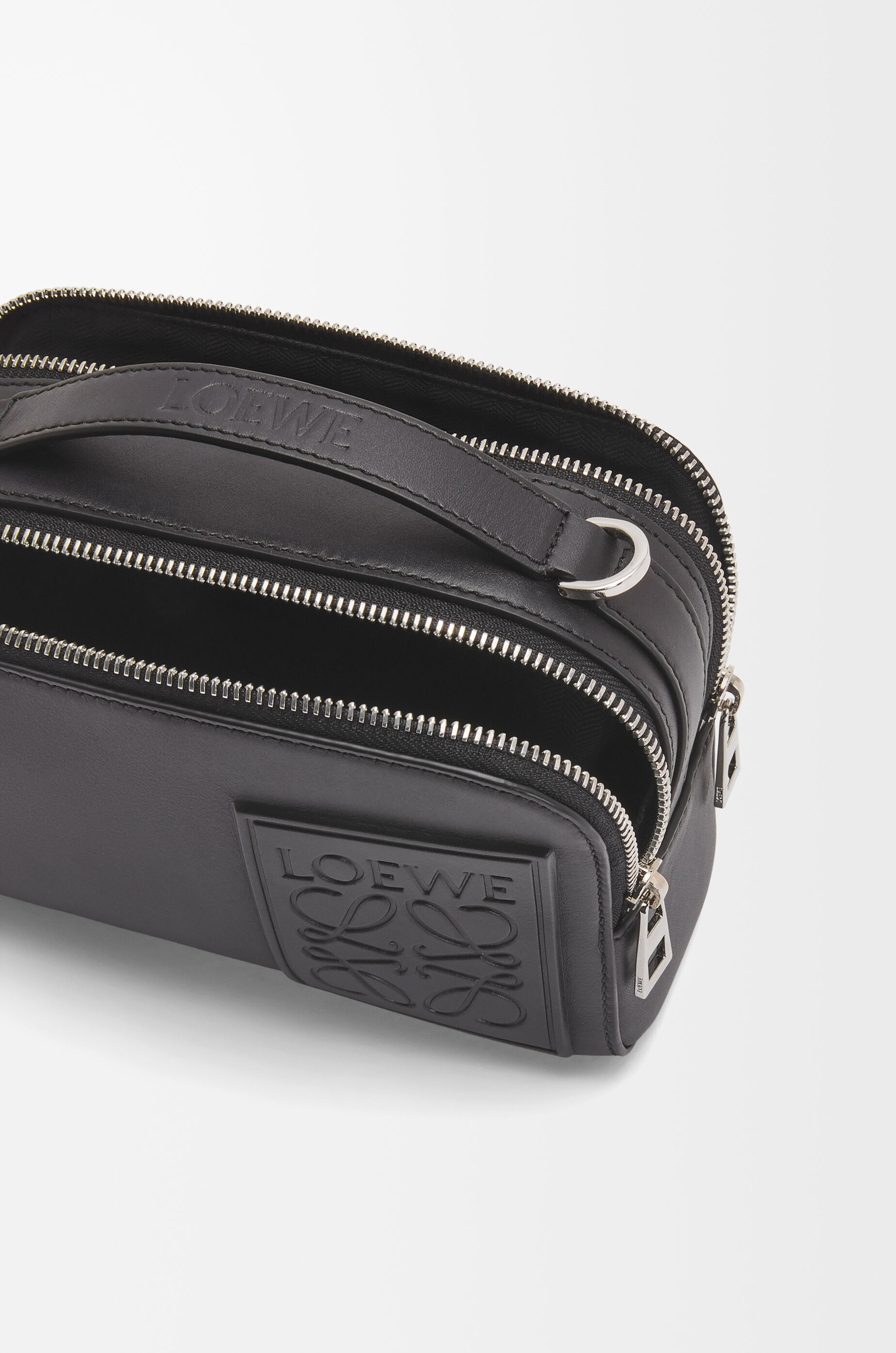 クロスボディ カメラバッグ ミニ(サテンカーフ) ブラック - LOEWE クロスボディ カメラバッグ ミニ(サテンカーフ) ブラック - LOEWE