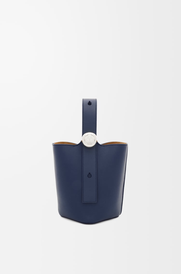 LOEWE Bolso Pebble Bucket mini en piel de ternera Azul Abismo