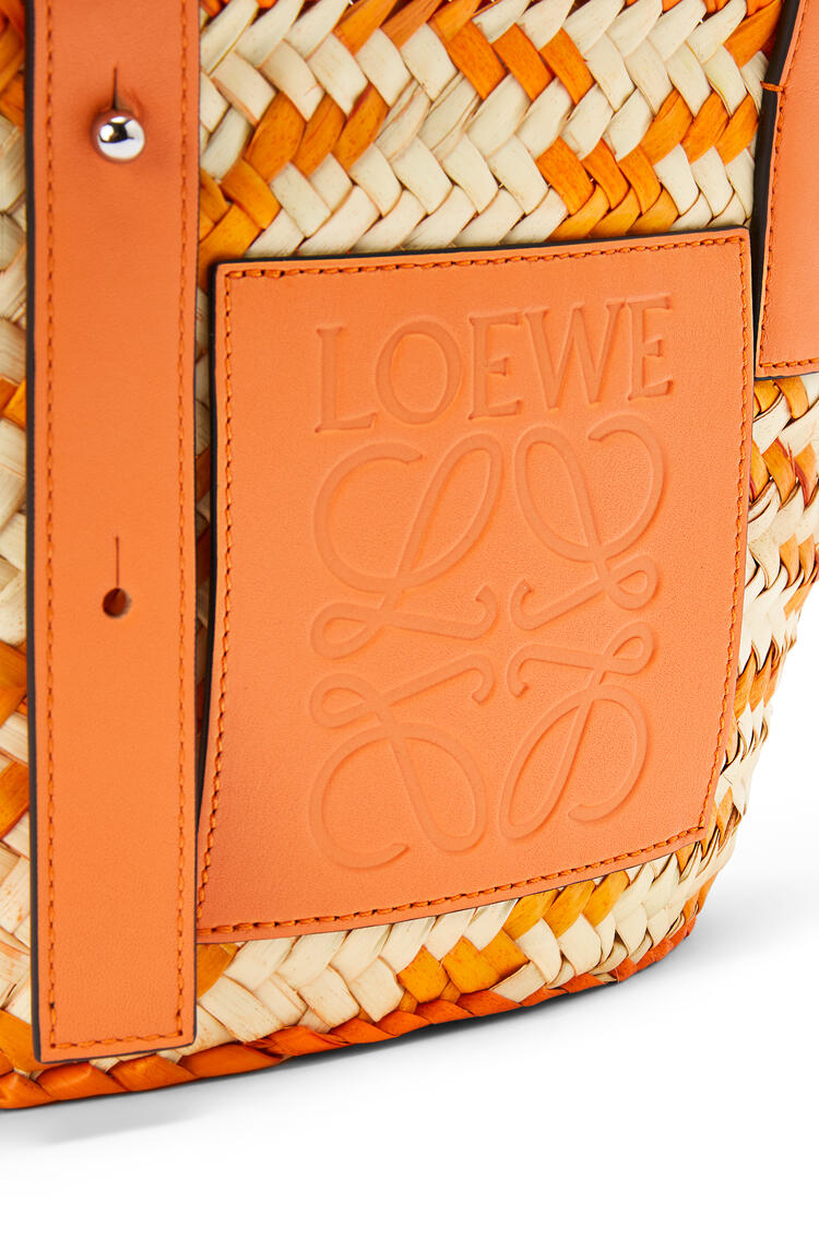 LOEWE Small Basket bag in palm leaf and calfskin Natural/Apricot