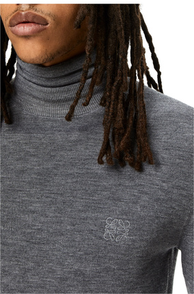 LOEWE Jersey de cuello vuelto de punto acanalado fino confeccionado en lana Gris plp_rd