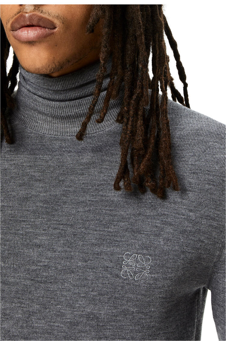 LOEWE Jersey de cuello vuelto de punto acanalado fino confeccionado en lana Gris pdp_rd