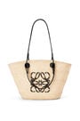 LOEWE Medium Anagram Basket bag in iraca palm and calfskin 自然色/黑色