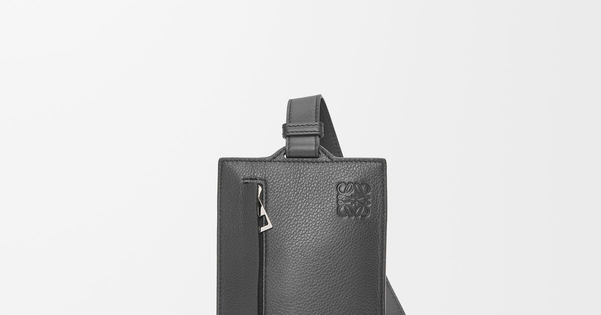 バーティカル Tポケット（ソフトグレインカーフ） グレー - LOEWE
