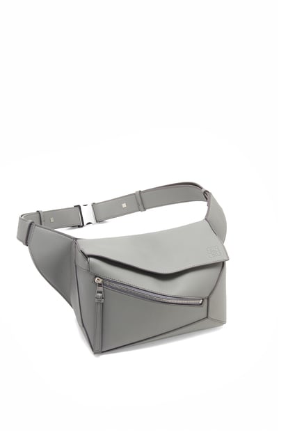 LOEWE Small Puzzle bumbag in classic calfskin 瀝青灰 plp_rd