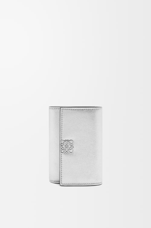 LOEWE パファー アナグラム バーティカル ウォレット スモール（シャイニーナパカーフ） シルバー